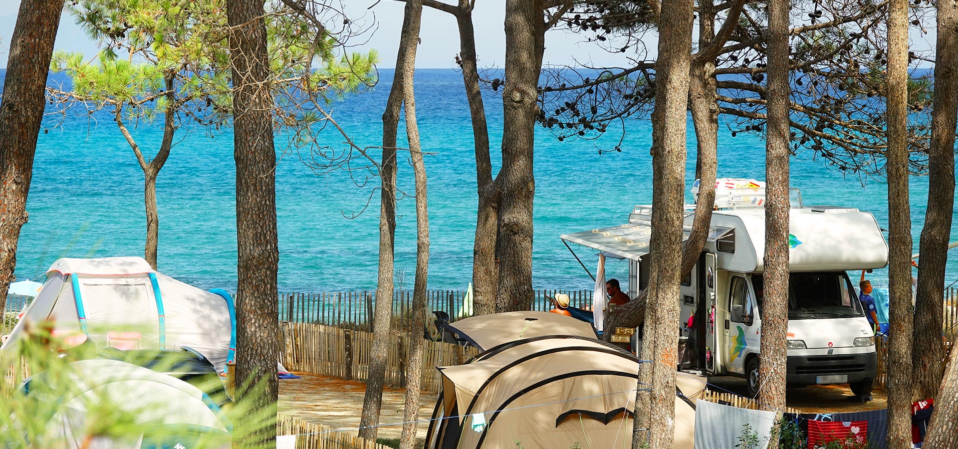 Camping san damiano emplacement premier rang mer camping car tente pinede
